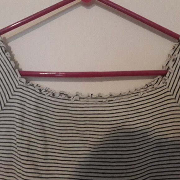 Hollister junior size large black & white striped,stretchy top w/scalloped trim - Picture 2 of 4